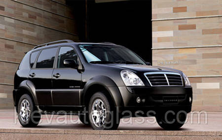 Лобове скло на SsangYong Rexton з 2001 року.