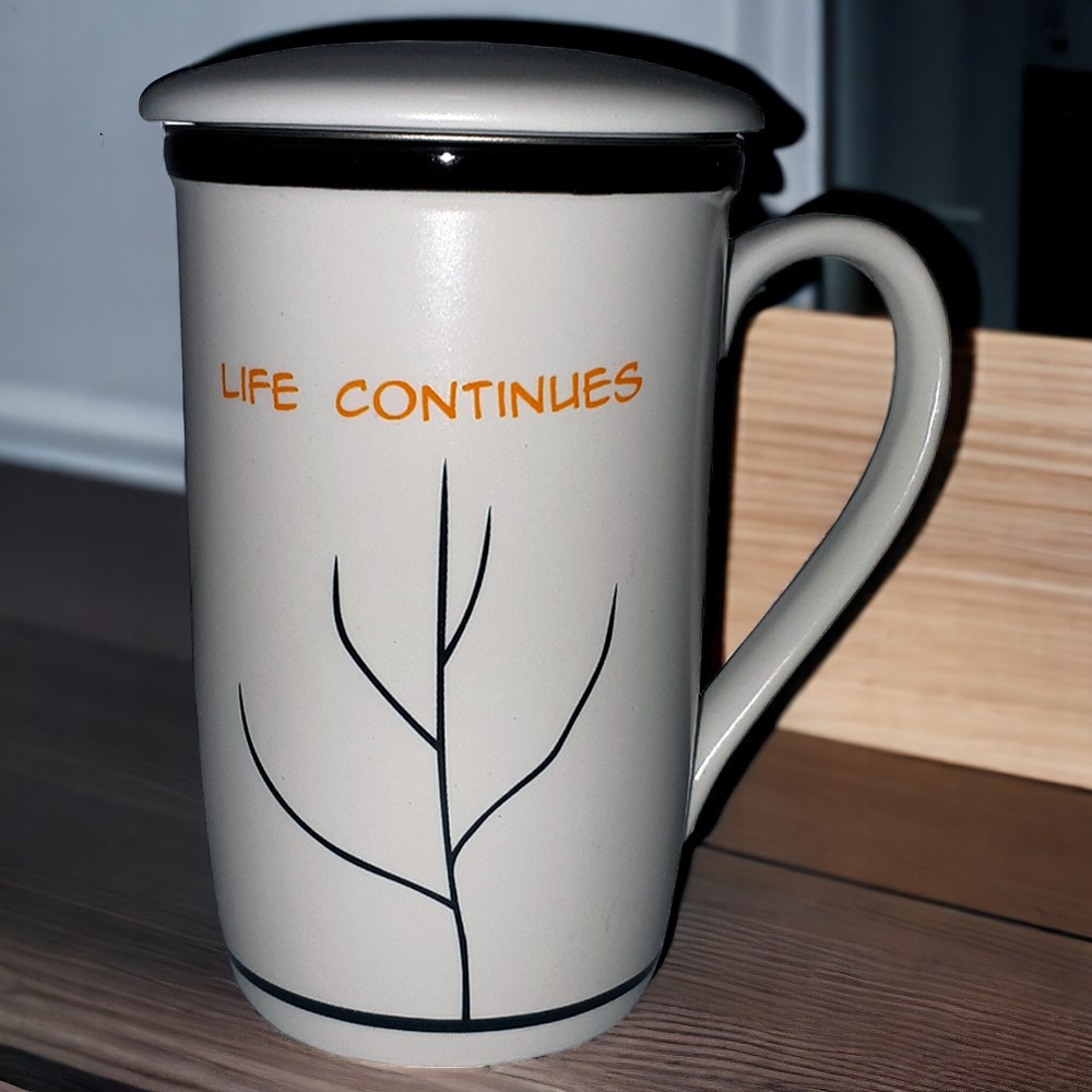 Чашка з кришкою і ситечком "Життя продовжується", 350мл (Кружка із заварником та кришкою)