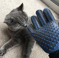 Рукавичка для вичісування шерсті в кішок і собак синя True Touch Pet Glove