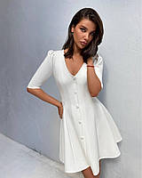 Платье-рубашка молочного оттенка на пуговицах с коротким рукавом, v-образным вырезом и юбкой-клеш из софта