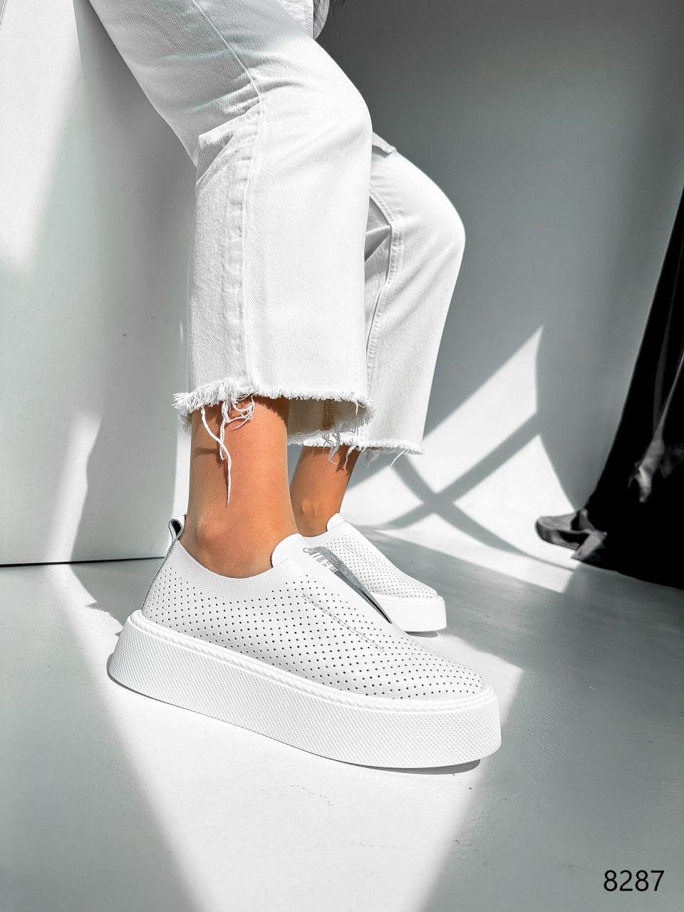 Жіночі кросівки легкі шкіряні з перфорацією, зручні кеди білого кольору
