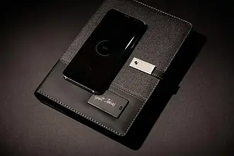 Набір Бізнес щоденник-органайзер з бездротовою зарядкою з вбудованим Powerbank і флешкою Black на подарунок