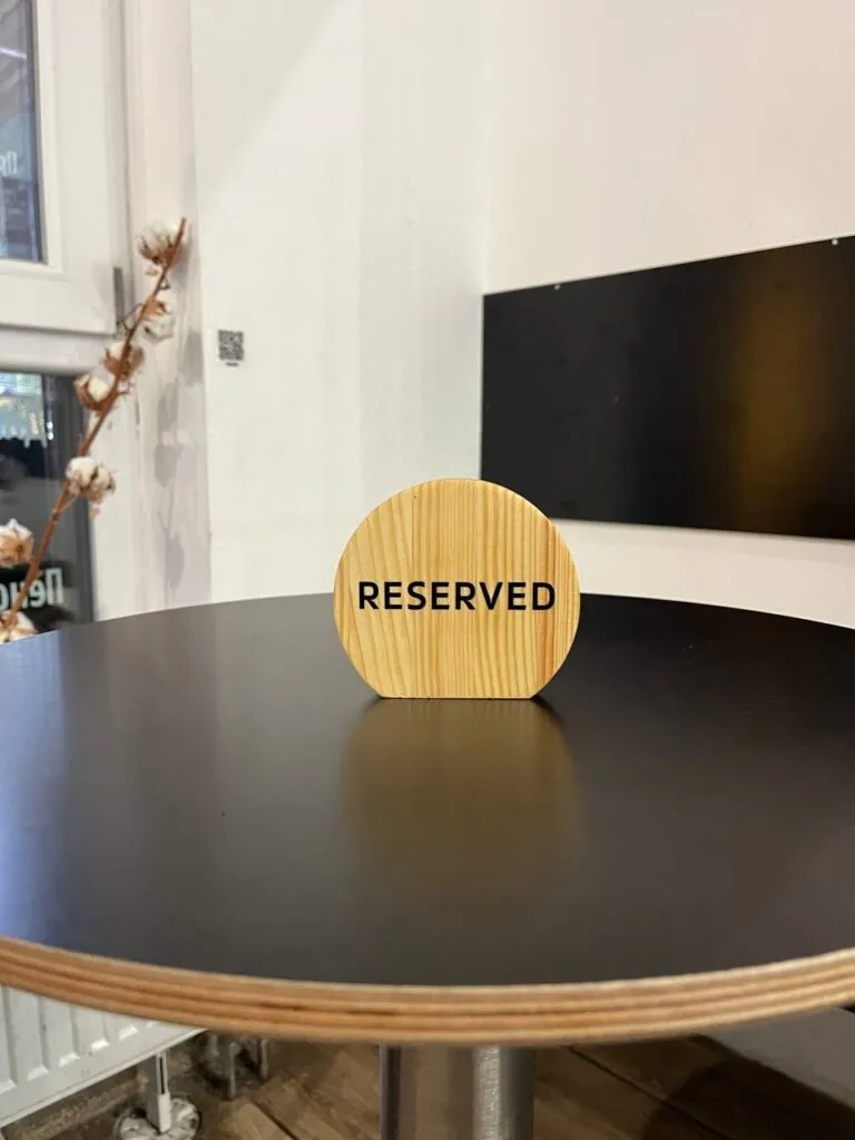 Табличка на стіл деревʼяна “Reserved”