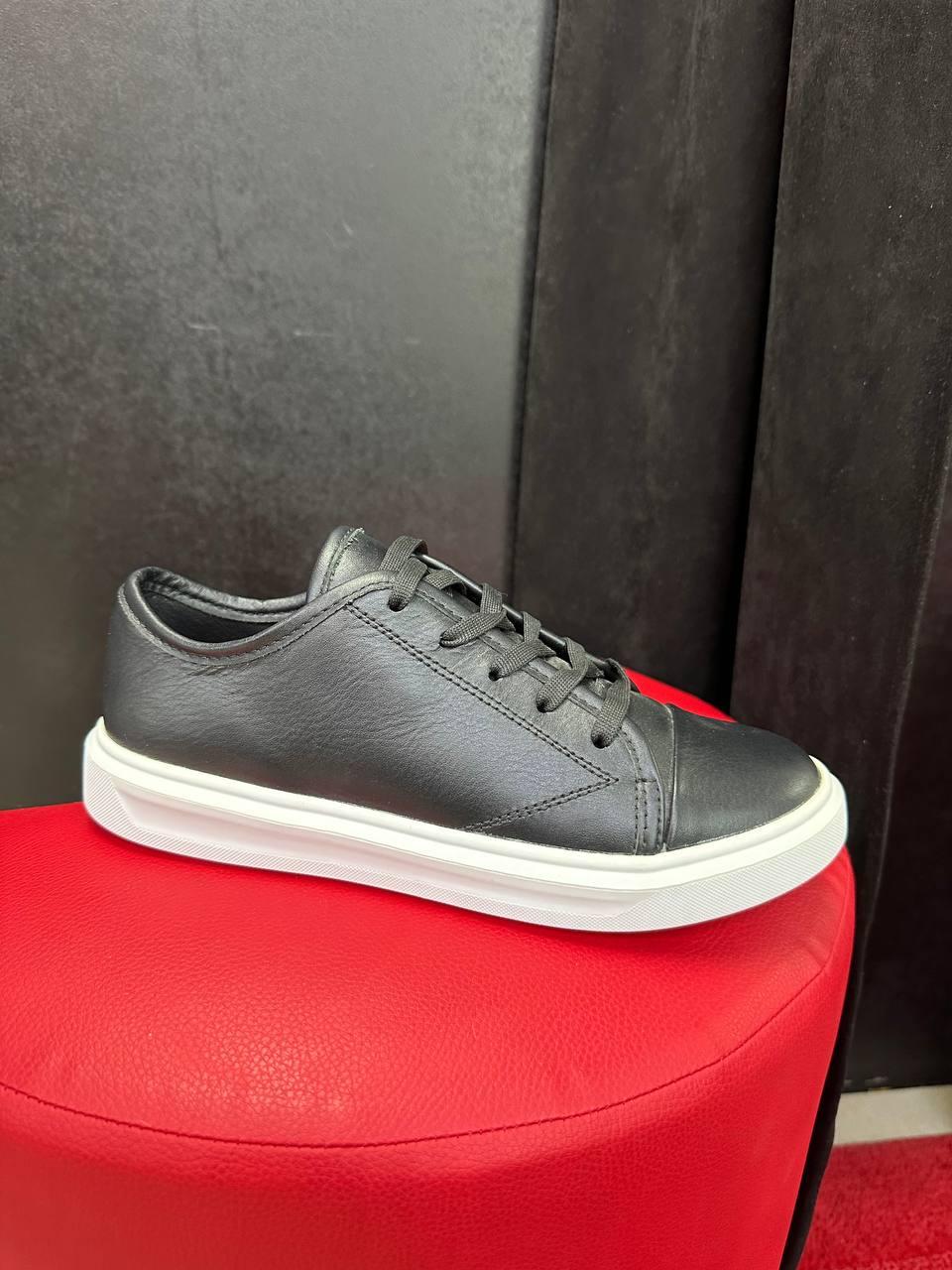 Кросівки жіночі чорні на білій підошві демісезонні осінь весни з натуральної шкіри, фото 1