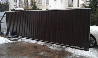 Автоматические откатные ворота с двусторонней вертикальной зашивкой профлистом Руукки. Использована фурнитура для откатных ворот Алютех. Автоматика с системой bluebus NICE ROBUS (RB) 600