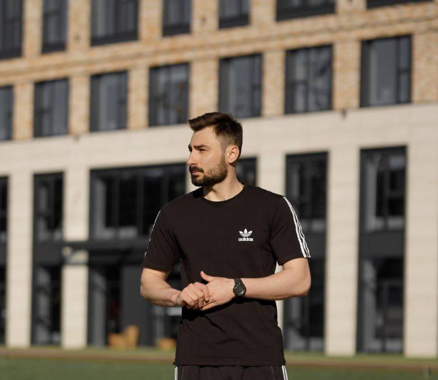 Чоловіча футболка Adidas чорна зі смугами спортивна Адідас із лампасами