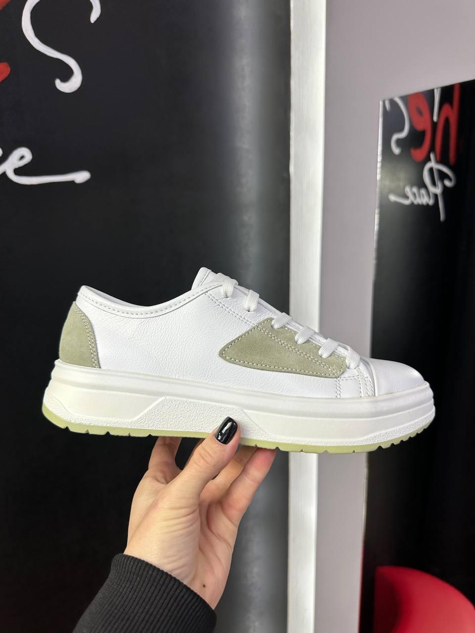 Кросівки жіночі білі шкіряні зелені вставки весна осінь кеди, фото 1