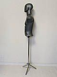 Чоловічий манекен "Стас" на тринозі сірий з безликою головою, фото 4