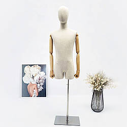 Манекен чоловічий з дерев'яними руками на шарнірах з тканини на золотій або срібній підставці