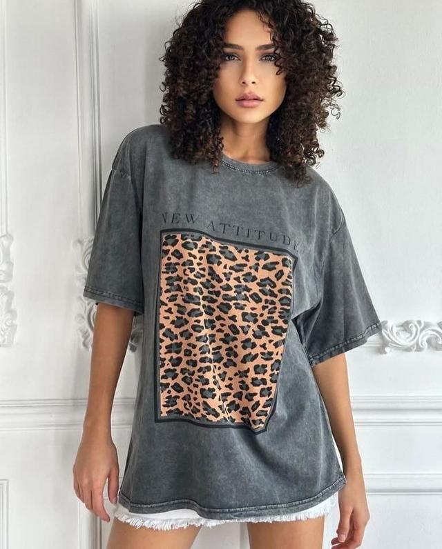 Жіноча футболка з анімалістичним принтом "Roar" оптом