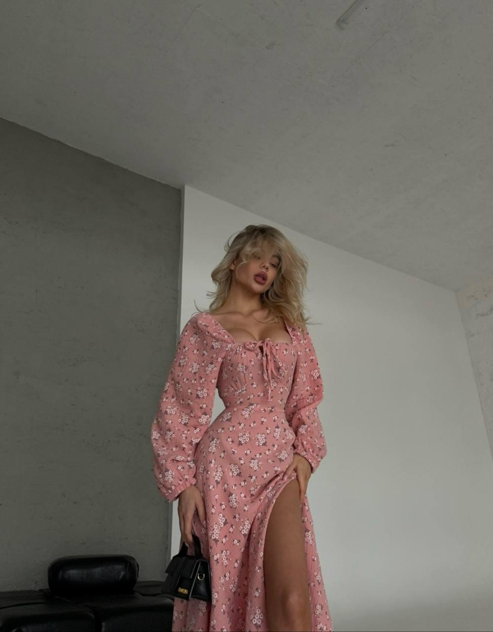 Пудрова літня романтична жіноча сукня з глибоким декольте і шнурівкою на спині в Квітковий Принт з мусліну, фото 1