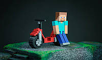 Стив из Minecraft и его скутер. подвижная фигурка человечка, игрушка из игры