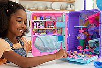 Polly Pocket Pollyville Playset, Resort Rollaway Suitcase, Large Travel Toy with 4 Dolls, Car, 25+ Accessories