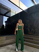 Зелёный модный прогулочный женский костюм в рубчик: топ и свободные штаны-клёш с разрезами