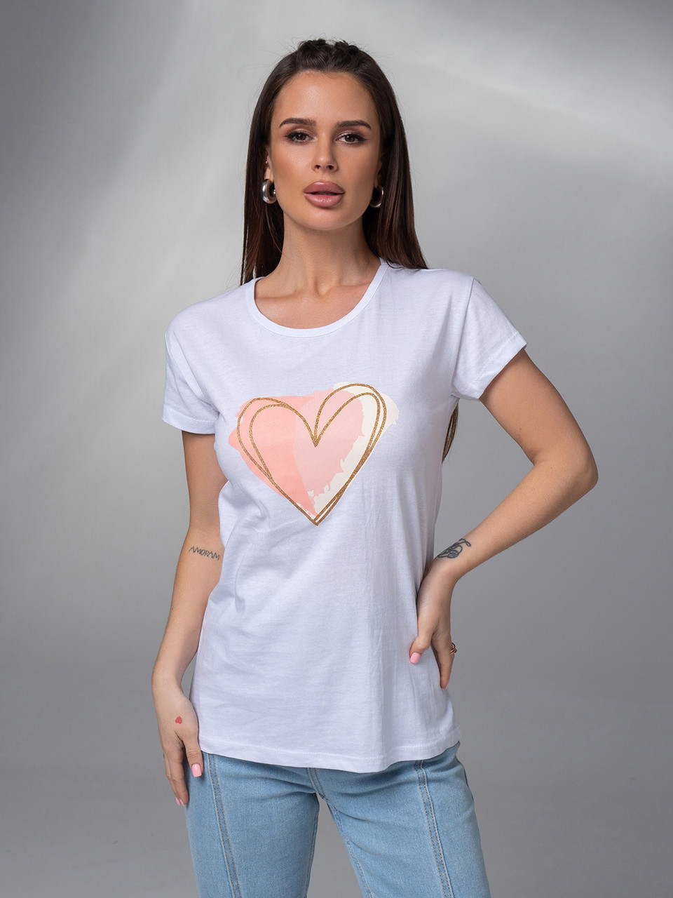 Біла трикотажна футболка з великим серцем, розмір S