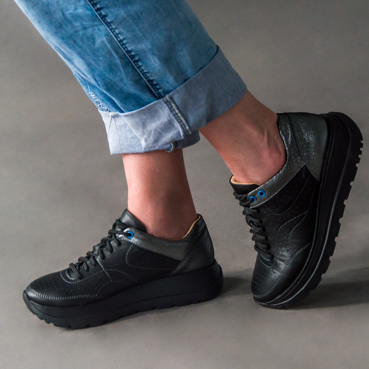 Жіночі кросівки з натуральної шкіри чорного кольору "Style Shoes"