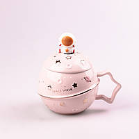 Чашка керамическая 400 мл Астронавт с крышкой и ложкой Розовый Lodgi