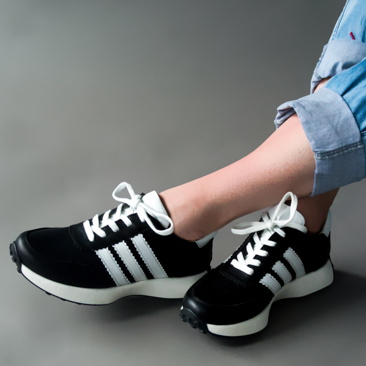 Кросівки жіночі чорного кольору з білими вставками “Style Shoes”