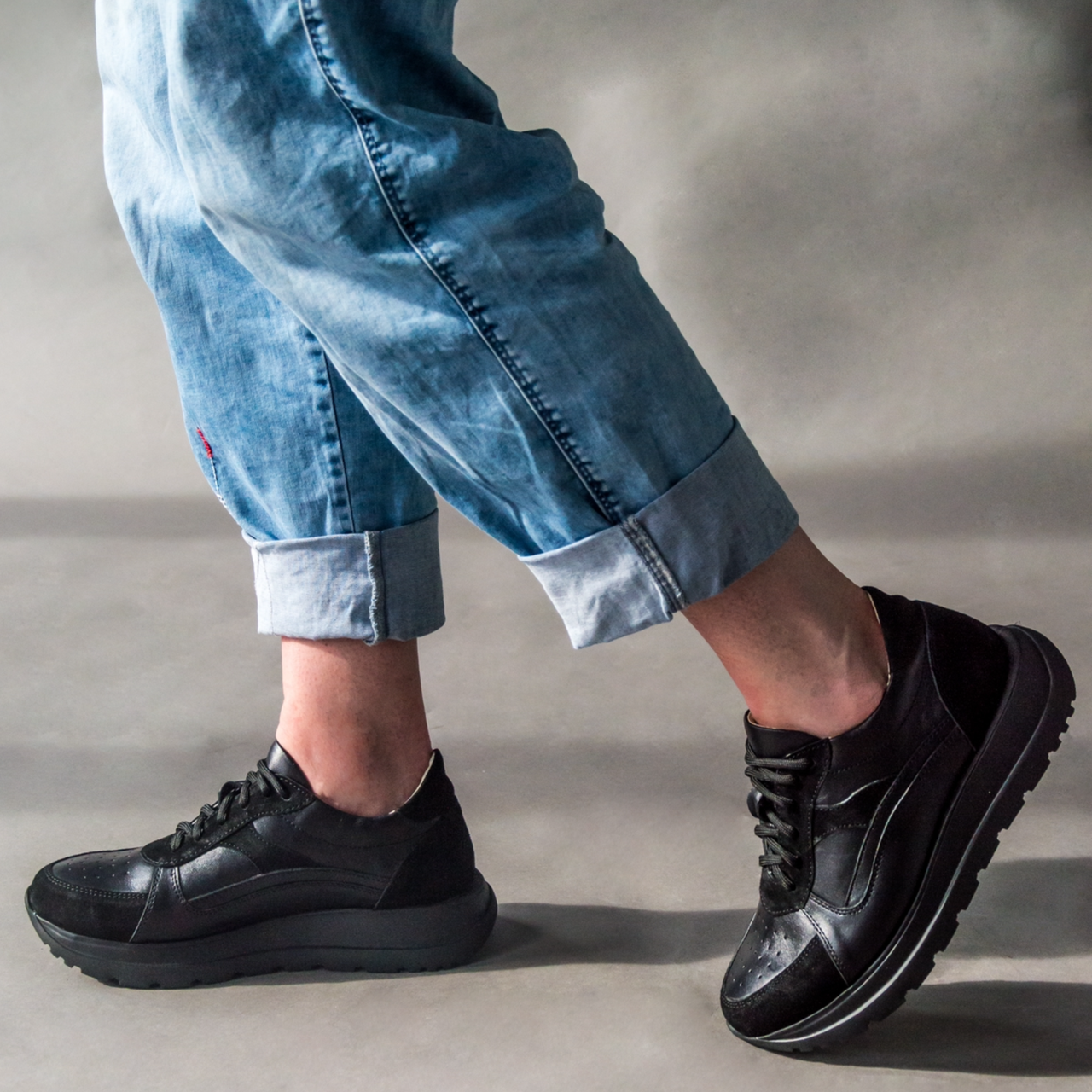 Жіночі кросівки з комбінацією чорної шкіри та замші “Style Shoes”