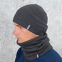Комплект шапка и снуд на зиму для мужчины, вязаная мужская зимняя шапка и бафф на флисе серого цвета