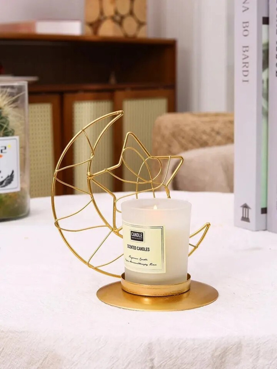 Золотий свічник із зіркою для пенькової свічки.