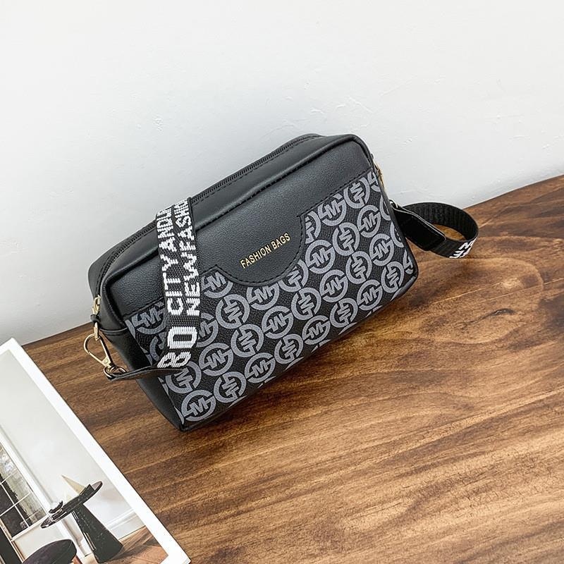 Чорна сумка із літерним друком, фото 1