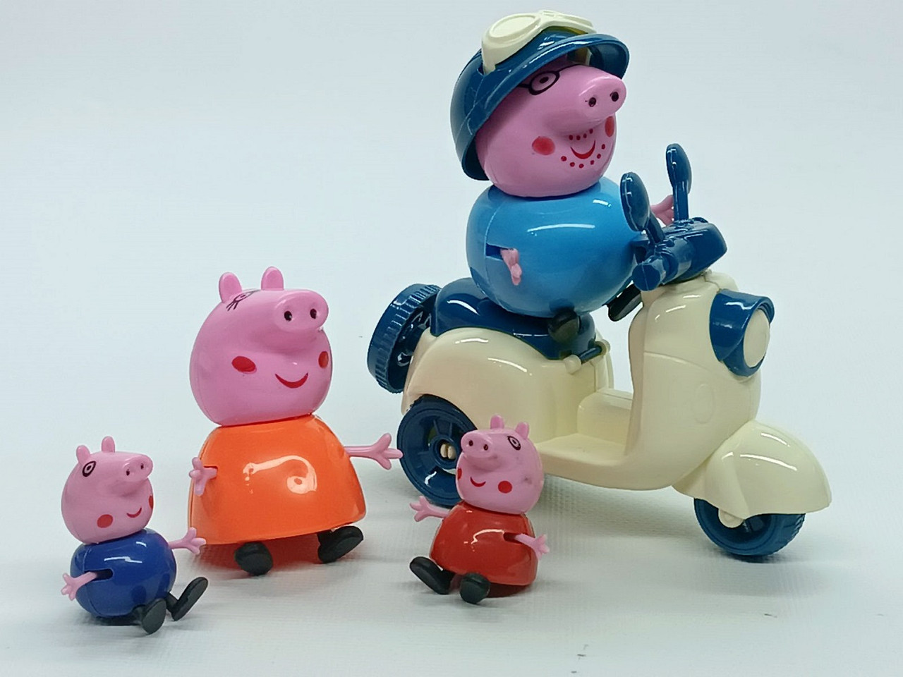 Ігровий набір Фігурки Star toys "Свинка Пеппа і сім'я" зі скутером 552-6
