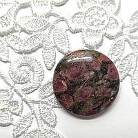 Натуральний природний камінь для створення прикрас і ювелірних виробів рубін у породі кабошон