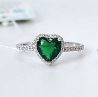 Серебряное кольцо "Сердце" с зеленым камнем 16р