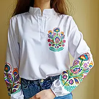 Блуза жіноча біла з принтом , стилізована під вишивку