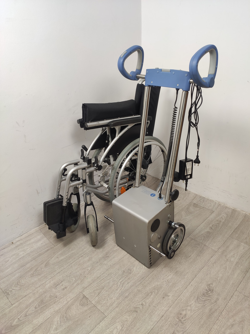 Cходовий підйомник Scalamobil S25 з інвалідним візком 45 cм б/в, фото 1