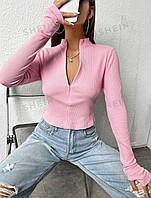 Розовый женский стильный укороченный трикотажный кроп-топ в рубчик с длинными рукавами и воротником на молнии