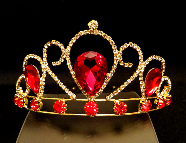 Діадема принцеси червоні кристали на металевому обручі, висота 5,5 см, золотиста
