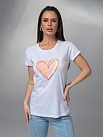Белая трикотажная футболка с крупным сердцем, размер L