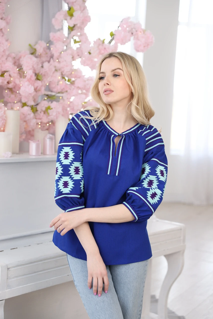 Жіноча вишиванка Енеїда синій електрик з бірюзовим геометричним орнаментом рукав три чверті льон