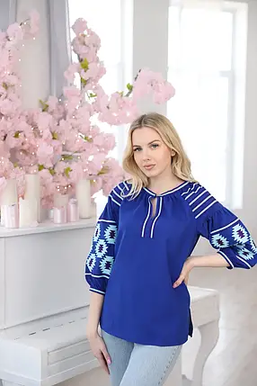 Жіноча вишиванка Енеїда синій електрик з бірюзовим геометричним орнаментом рукав три чверті льон, фото 2