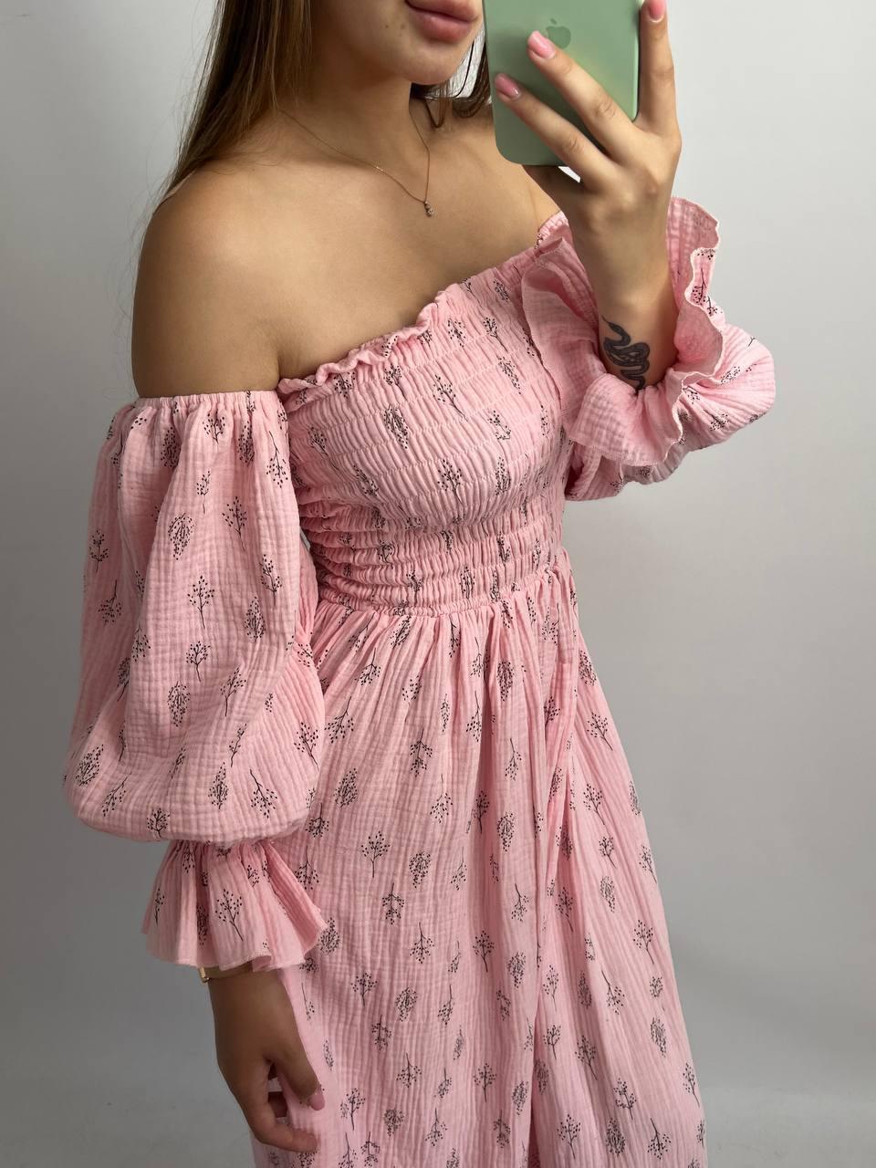 Платье муслиновое XS-S розовое, женское платье со спадающими рукавами легкое летнее миди с разрезом на ноге - фото 6 - id-p2186750413