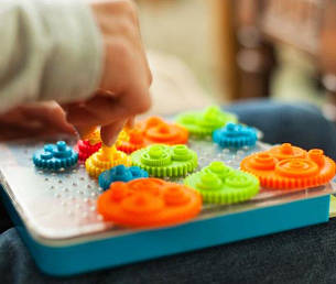 Гра-головоломка Різнокольорові шестерні Fat Brain Toys Crankity F140ML, фото 3