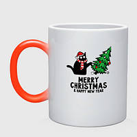 Чашка с принтом хамелеон «Кот роняет новогоднюю ёлку» (цвет чашки на выбор)
