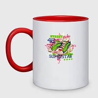 Чашка с принтом двухцветная «Сникерсы уличный гонщик» (цвет чашки на выбор)
