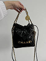 Женская сумка Chanel Black Quilted Calfskin Mini черного цвета кожаная на цепочке