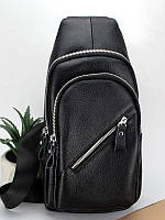 Черная кожаная сумка-рюкзак в сдержанном стиле