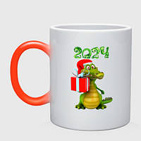 Чашка с принтом хамелеон «Дракон с подарком 2024» (цвет чашки на выбор)
