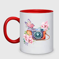 Чашка с принтом двухцветная «Фотоаппарат в цветах и бабочки» (цвет чашки на выбор)