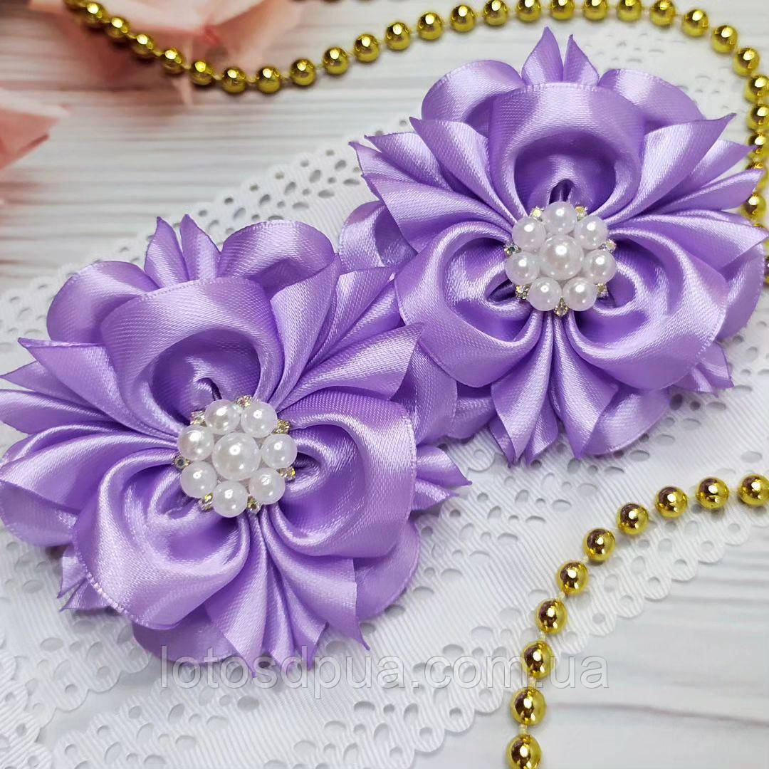 Дитячий бант на гумці для волосся Камелія атласна (бантик бузковий до школи ручної роботи шкільної канзаші)