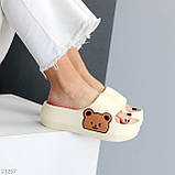 Бежеві анатомічні легкі крокси шльопанці на платформі декор ведмедик взуття жіноче, фото 7