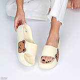 Бежеві анатомічні легкі крокси шльопанці на платформі декор ведмедик взуття жіноче, фото 8