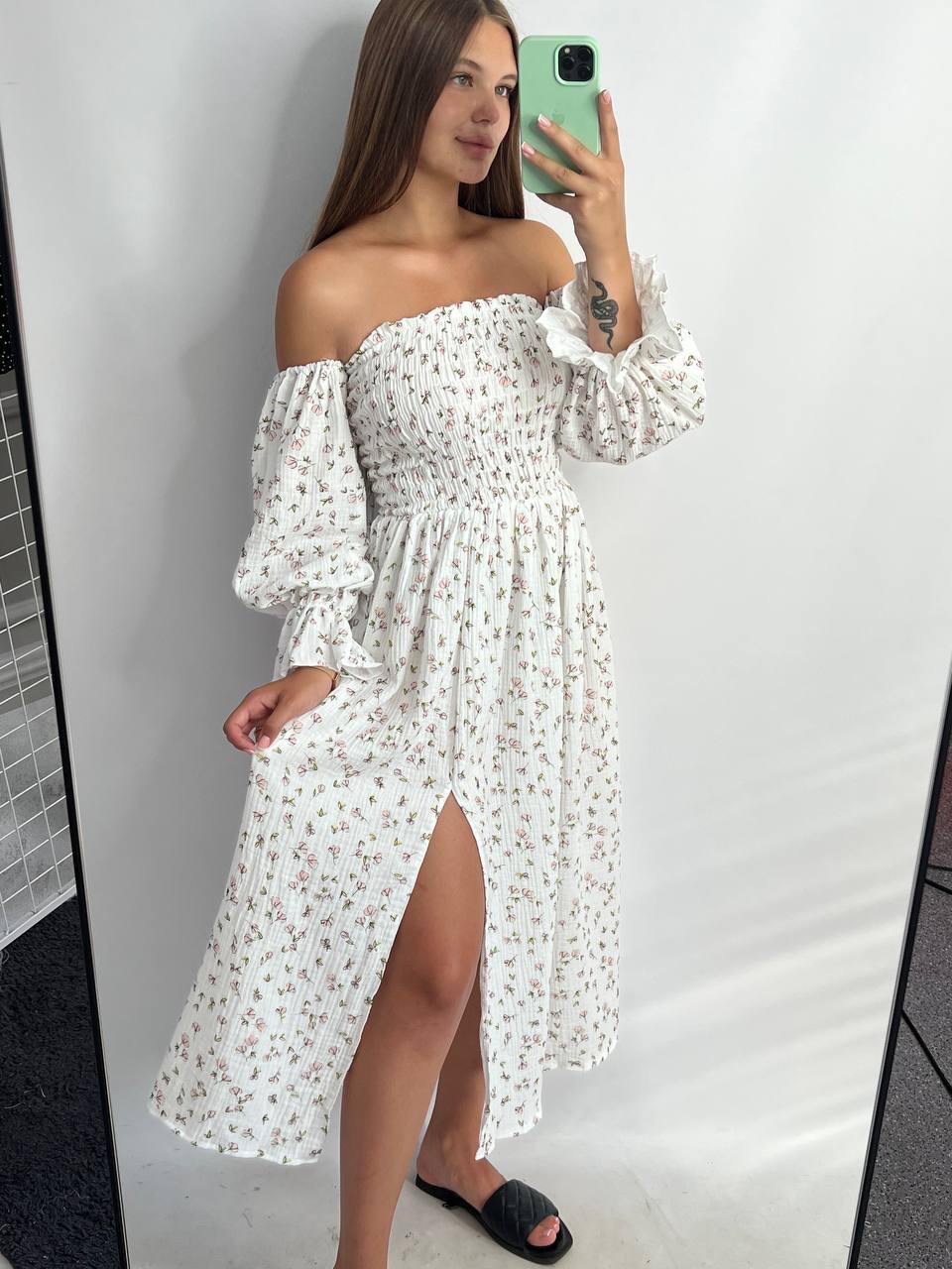 Платье муслиновое XS-S белое, женское платье со спадающими рукавами легкое летнее миди с разрезом на ноге персиковые цветы - фото 2 - id-p2187895556