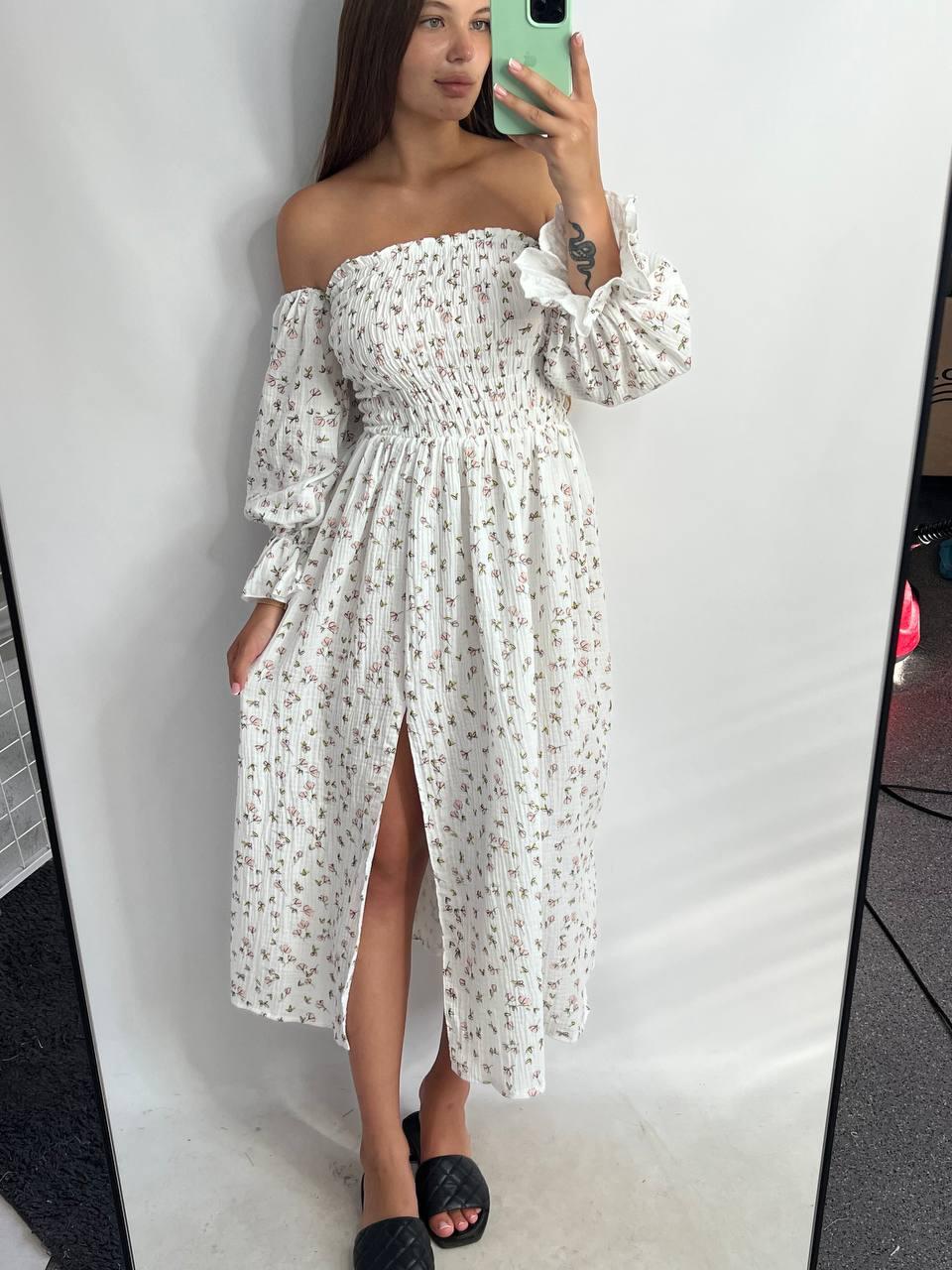 Платье муслиновое XS-S белое, женское платье со спадающими рукавами легкое летнее миди с разрезом на ноге персиковые цветы - фото 6 - id-p2187895556
