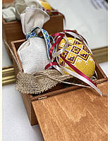 Великодній набір з писанкою та гостинцями. Дерев'яна коробка, текстильна писанка, мед, чай трав яний